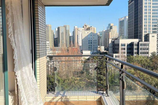 Spacious and bright 3Br/2bt@Xujiahui 160sqm with open balcony quality compound