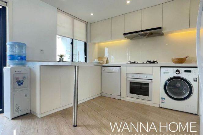 SpaciousReally Bright 3Bdrs 2Baths Apt+L10/11 Jiaotong Uni./Great Compound+Open Balcony