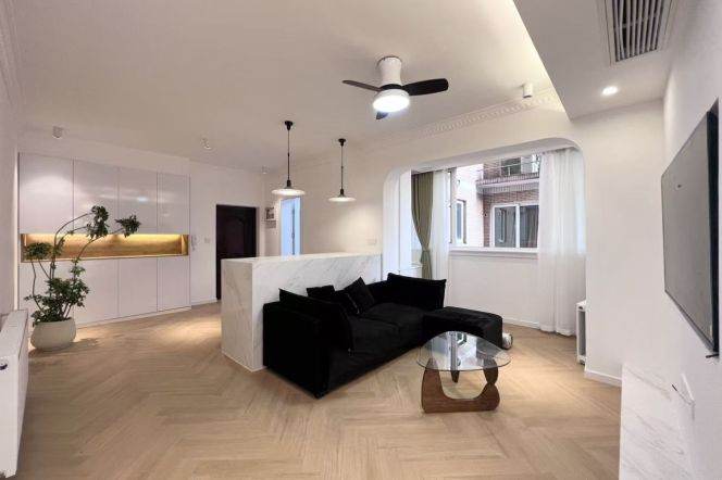 West Nanjing Road Business District. Wall Heating / Huge Balcony/ Robam Kitchen Appliances 