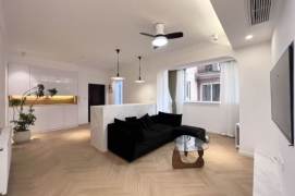 West Nanjing Road Business District. Wall Heating / Huge Balcony/ Robam Kitchen Appliances 