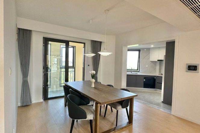 Spacious and bright 4Br/2bt@Lantian rd 211sqm with large balcony walk in closet