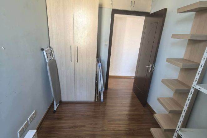 High building 2Brs/1Lr/1Bt apt nr Changping rd,M7/14