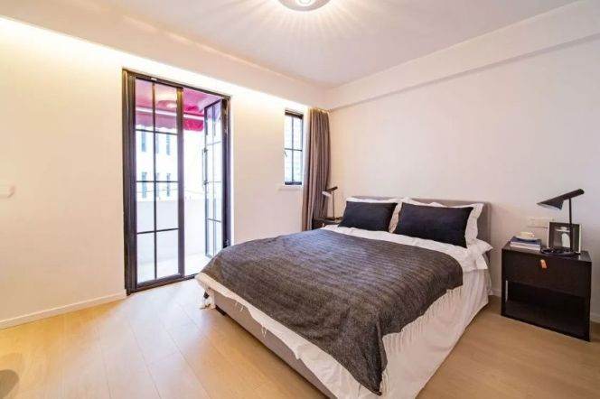 Cozy 1Br w. balcony Central AC W. Nanjing Rd Station