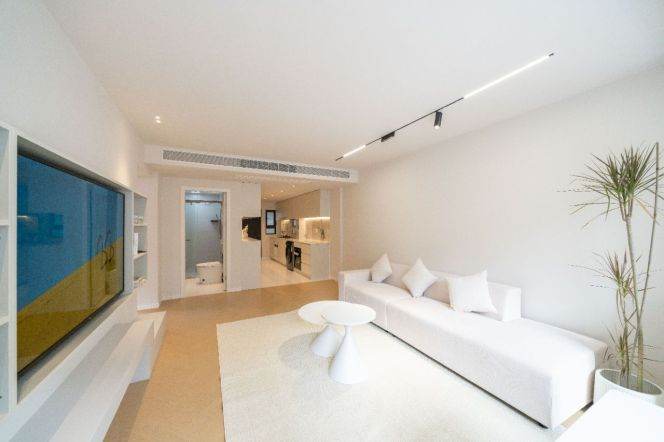 2Bdrs 1Bath/Spacious&Fabulous /Hugeopen Balcony/L2/12/13 West Nanjing Rd/elevator