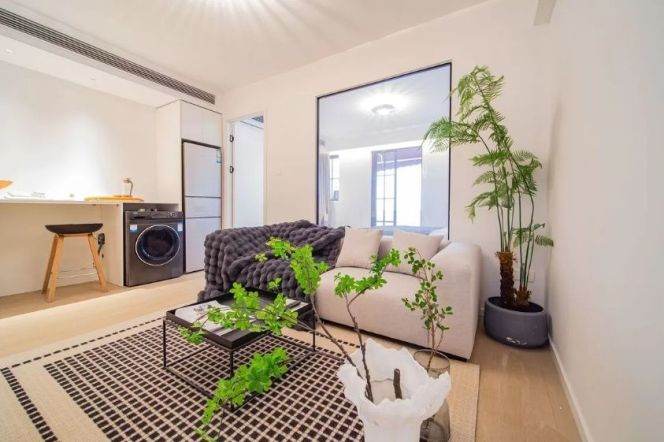 Cozy 1Br w. balcony Central AC W. Nanjing Rd Station