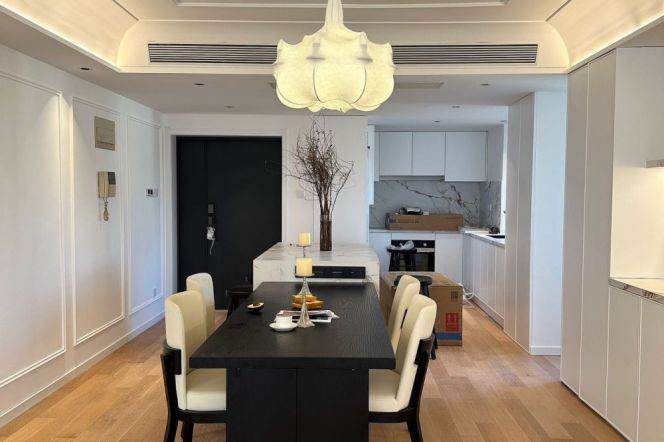 Spacious and bright 3Br/2bt@Xujiahui 160sqm with open balcony quality compound