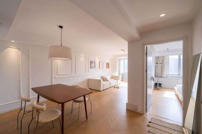  2BR near West Yan'an Road Subway. Equipped with washer dryer /oven/surrounded by food streets 