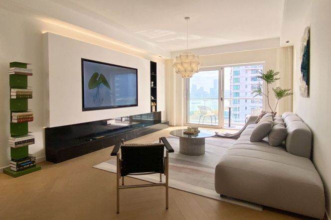 Spacious and bright 4Br/2bt@Longhua 210sqm with large open balcony