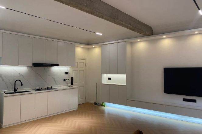 Spacious 1Br w. wall heating Huaihai M Rd