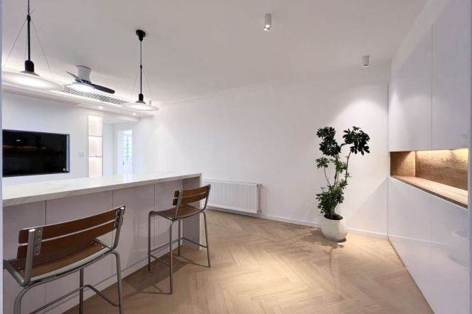 West Nanjing Road Business District. Wall Heating / Huge Balcony/ Robam Kitchen Appliances 