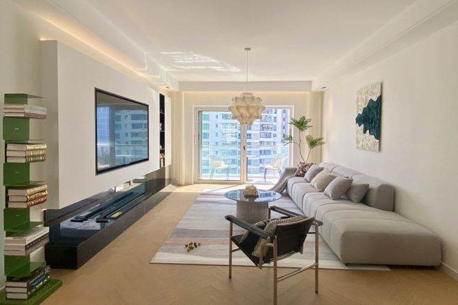 Spacious and bright 4Br/2bt@Longhua 210sqm with large open balcony