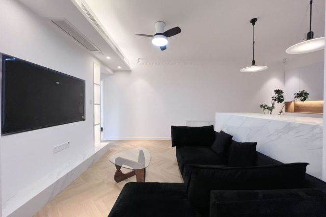 West Nanjing Road Business District. Wall Heating / Huge Balcony/ Robam Kitchen Appliances 