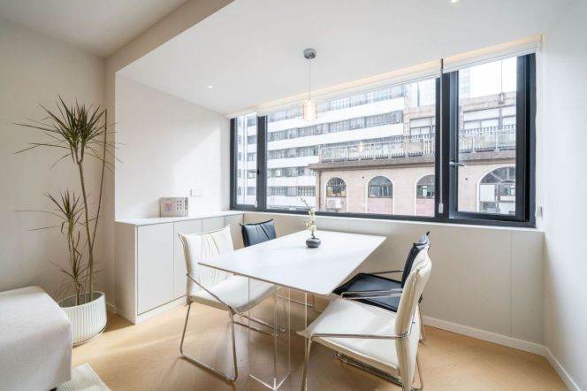 2Bdrs 1Bath/Spacious&Fabulous /Hugeopen Balcony/L2/12/13 West Nanjing Rd/elevator