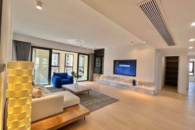 Spacious and bright 4Br/2bt@Lantian rd 211sqm with large balcony walk in closet