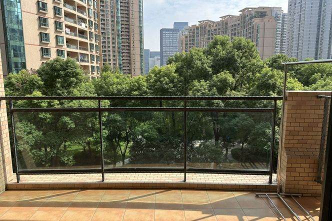 modern 2brs balcony nice furniture beside Huang pu river IFC line 2,9,14 