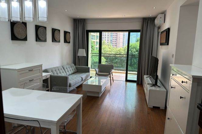 modern 2brs balcony nice furniture beside Huang pu river IFC line 2,9,14 