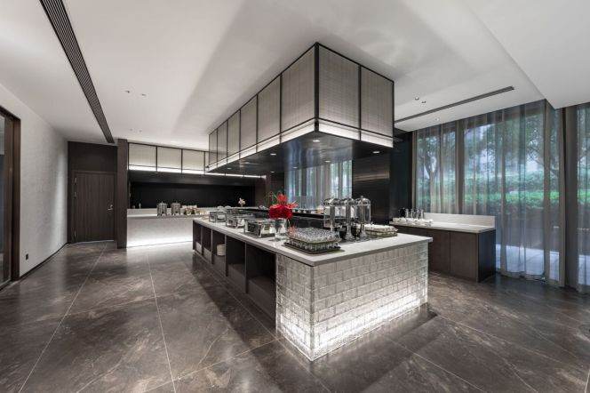 Excellent Design with high ceiling nr line2 with free&nice breakfast 