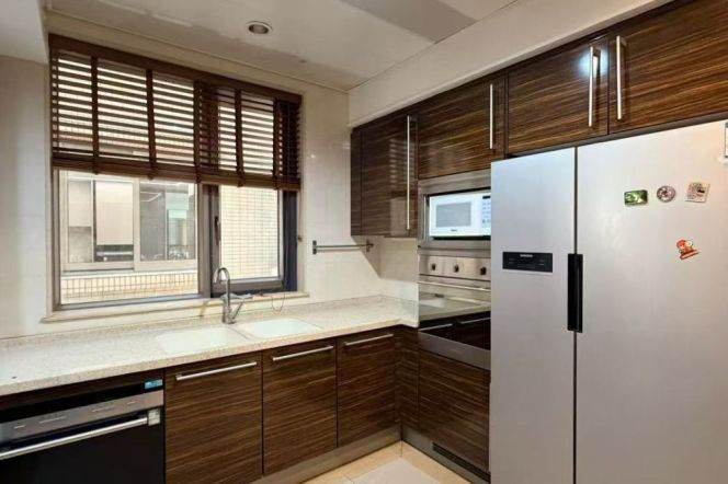 modern big 4brs layout balcony in best compound Gubei Phase II only 30K