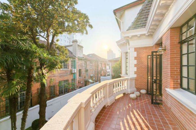 Office w/ Balcony nr NanJing West RD M2/12/13