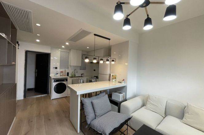 Great value 6k only I elevator building 1bedr with good view INrL11 13LongdeRd metro