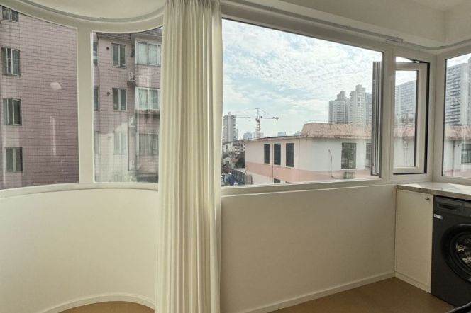 Big 2Br + Elevator + Heating  /Next to L10/11 Jiaotong University /South / First rent