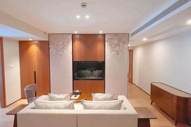 Luxury 2br serviced apt in Jing'an city-center nr L7/