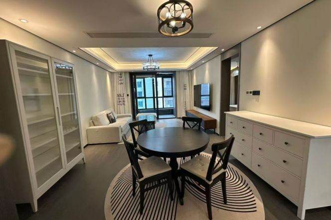 Longhua Zhonglu Metro Station on L 7 12，2-bedroom apartment with underfloor heating.