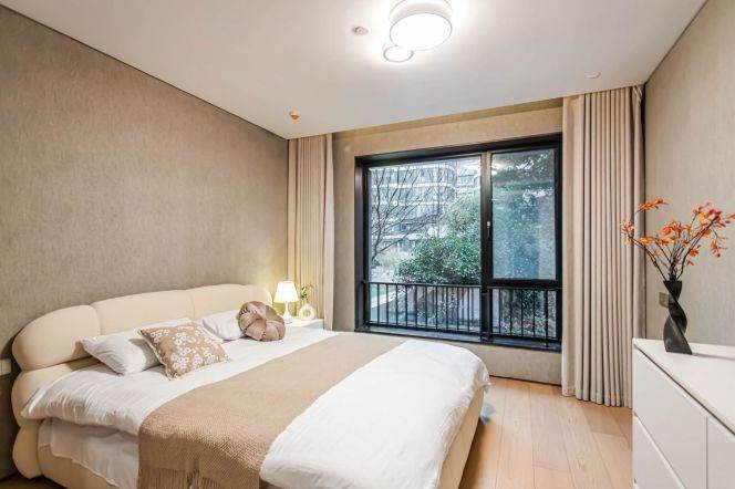 L14  Wuding Road Metro Station, 180 sqm, large 3-bedroom with parking space and balcony