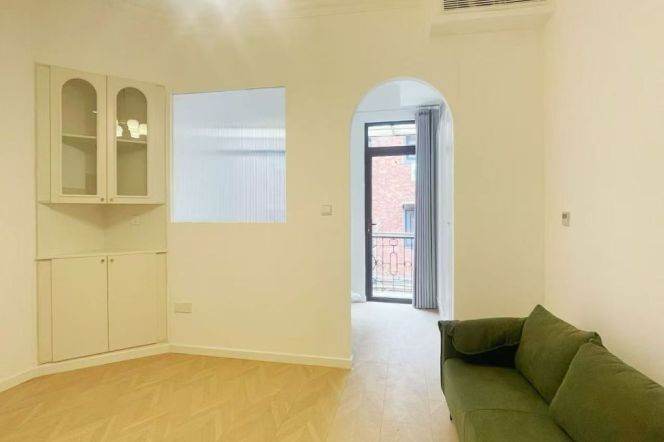 Fresh 1br Nr M1/10/12
