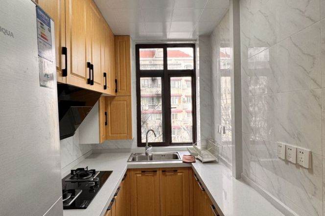 Line 10 Shanghai Library subway station, zero distance, with apartments and outdoor areas