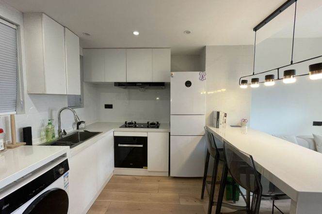 Great value 6k only I elevator building 1bedr with good view INrL11 13LongdeRd metro