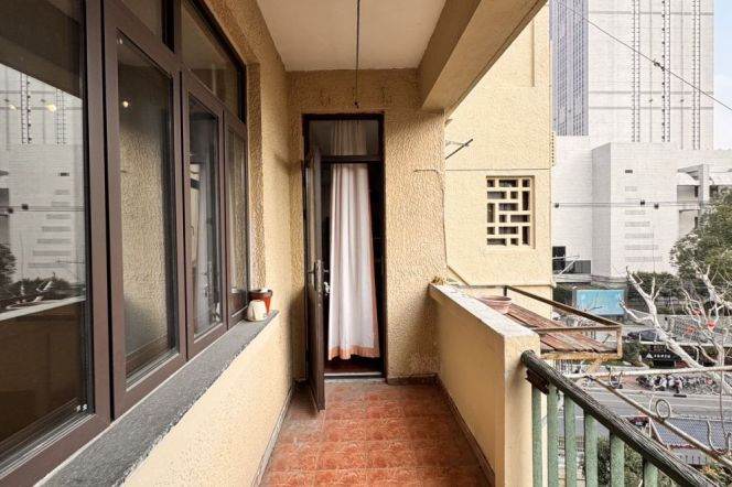 Line 10 Shanghai Library subway station, zero distance, with apartments and outdoor areas