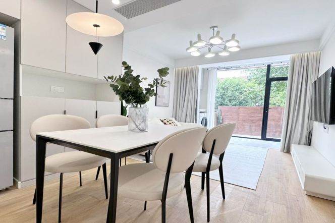 2 Beds 1bath Apt/Modern&Spacious&Bright/Big Terrace/L3/4/10 Hongqiao Rd/stairs