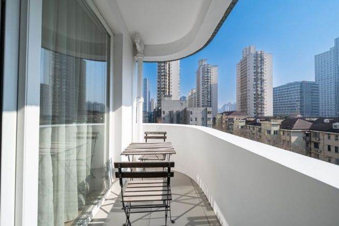 High-rise Balcony 2br Flat in Xintiandi