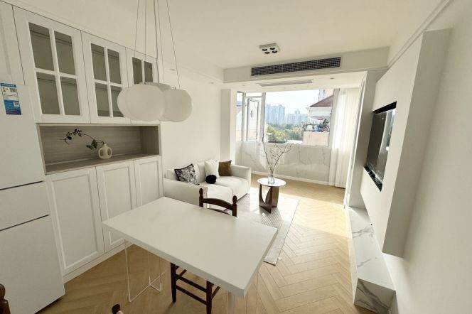 Spacious& Modern 1Br + great sunshine  | Zhongshan Park Metro L2/3/4 | 7.6K only