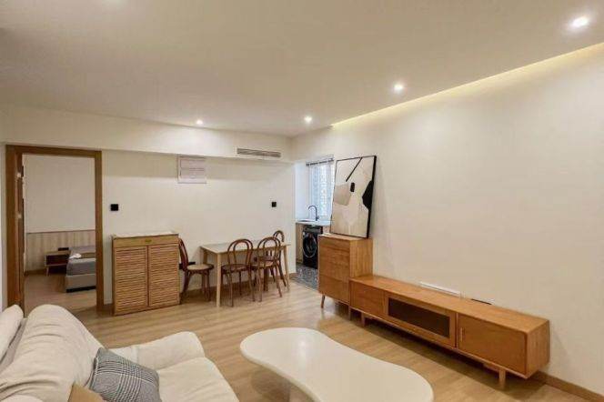 Spacious 2Brs/2Lrs/1Bt apt nr Xujiahui,M1/4/7/9/11