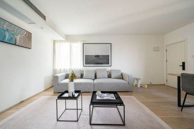 High-rise Balcony 2br Flat in Xintiandi