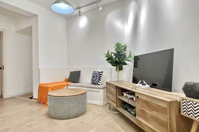 Bright room near Jingan temple,close to SJTU,international  roommates,advance booking accepted 