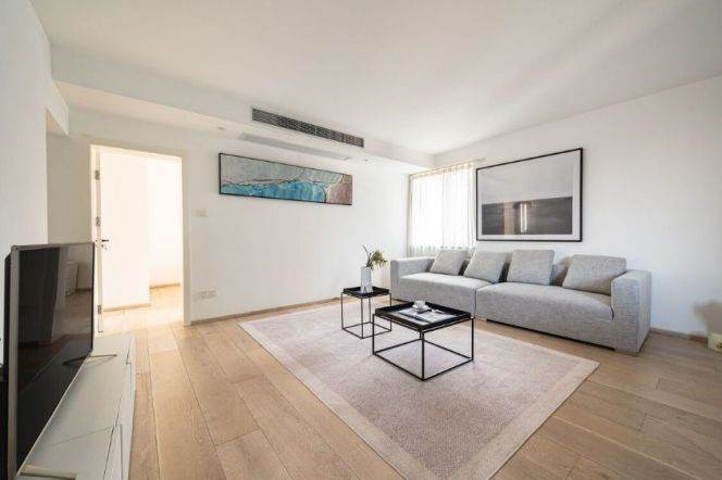 High-rise Balcony 2br Flat in Xintiandi