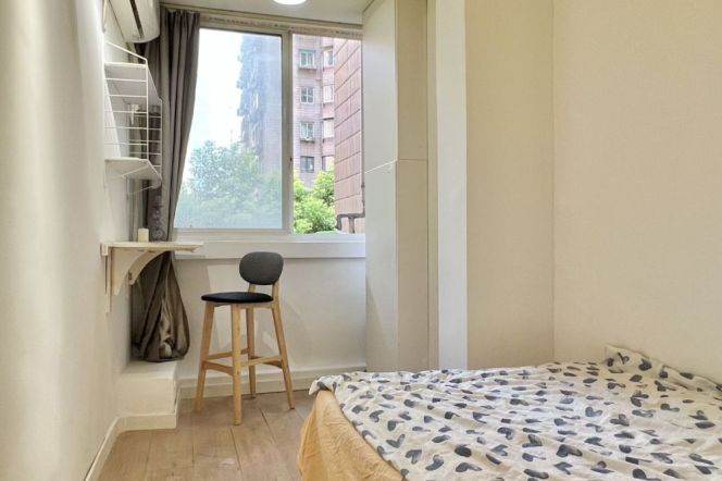 Bright room near Jingan temple,close to SJTU,international  roommates,advance booking accepted 