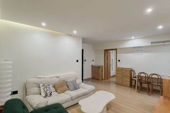Spacious 2Brs/2Lrs/1Bt apt nr Xujiahui,M1/4/7/9/11
