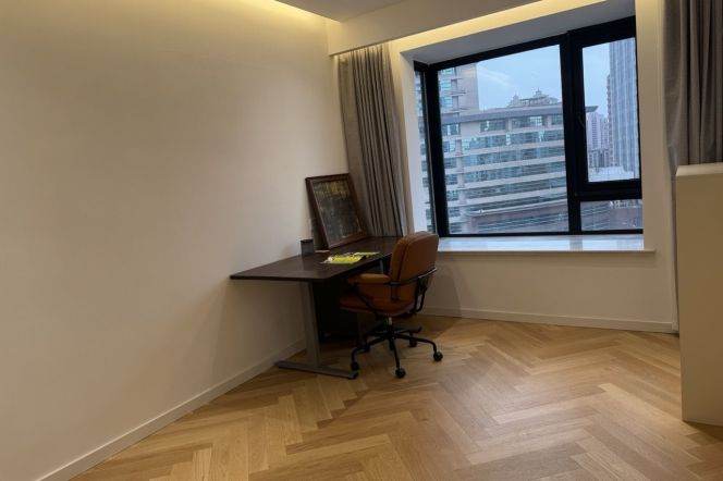 Spacious bright 3br/2bt@zhaojiabang rd 155sqm with nice open balcony