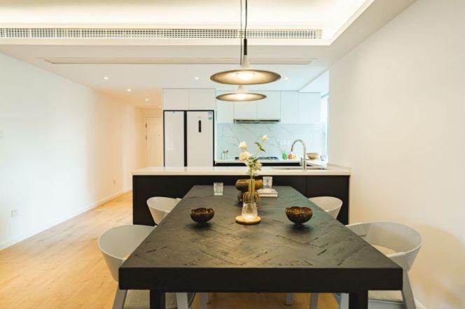 Spacious and bright 3Br+1/2bt@Xujiahui center with open balcony and walk in colset