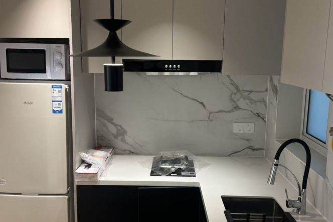 Spacious & Sunny 1Br + elevator +heating | Loushanguan & Weining rd metro L2/15 |7.8K