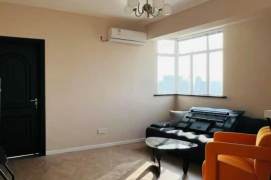 Mid Huaihai / Ruijin rd floor heating 1br/2lr/1ba apt wt elevator; L13