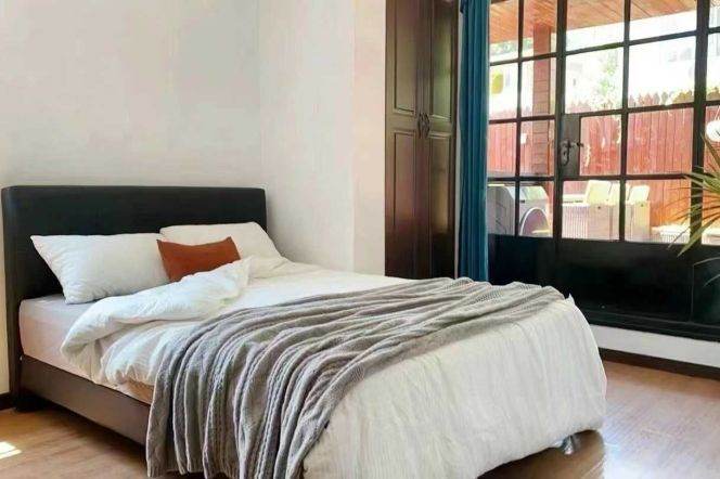 Jing'an temple large 1br/2lv/1bt apt wt terrace; L2/7/14