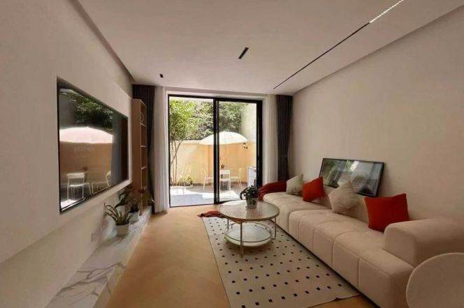 Fengxian rd/Nanhui rd floor heating 2brs apt with private garden; L2/12/13