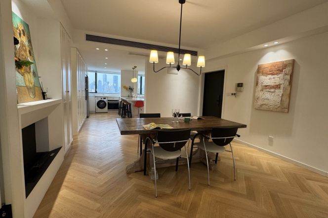 Spacious bright 3br/2bt@zhaojiabang rd 155sqm with nice open balcony