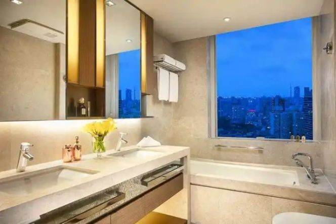 One bedroom luxury serviced apt at Kerry Parkside in Pudong nr L7