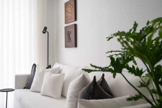 2 Brs with Open Balcony, 110 sqm, Floor Heating/Central ac @ West Nanjing metro L2